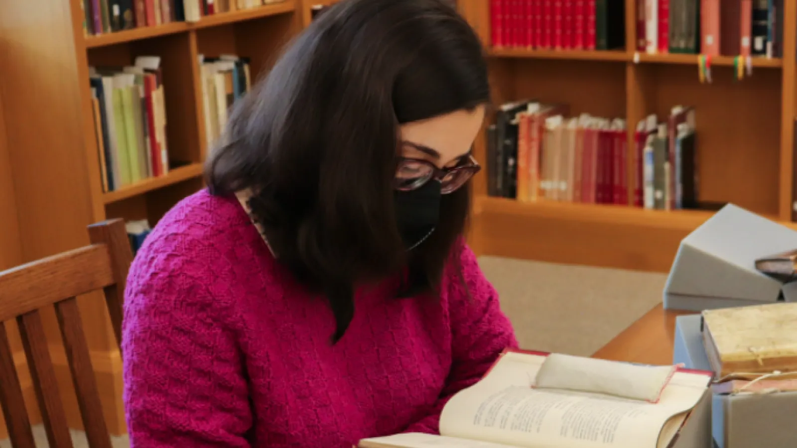 Lucía Aja López conducting research